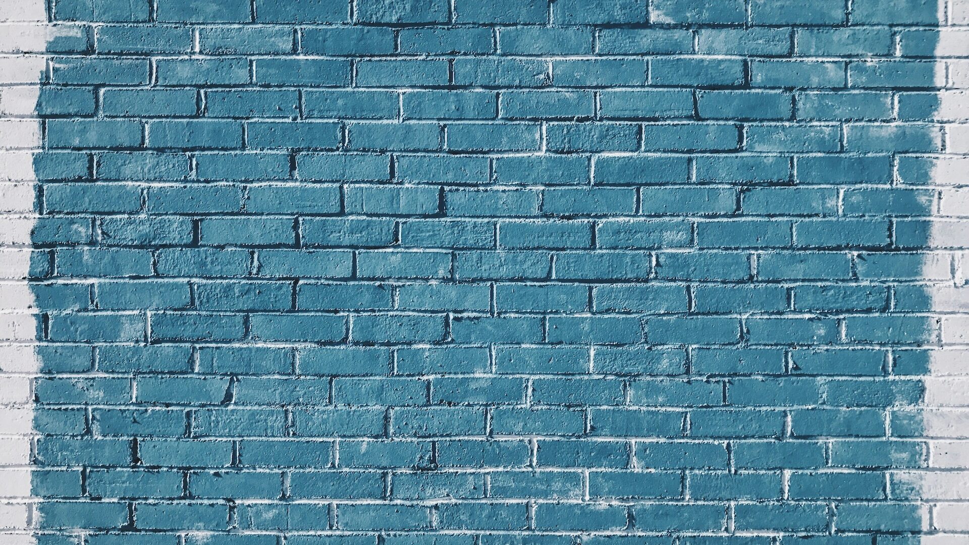 Un muro di mattoni dipinti di blu