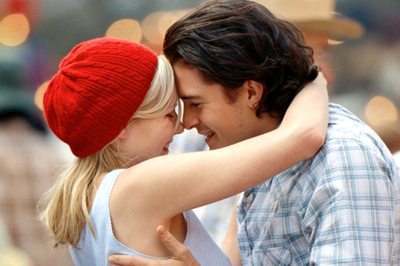 Orlando Bloom e Kristen Dunst abbracciati con le fronti appoggiate l'una all'altra, sorridenti