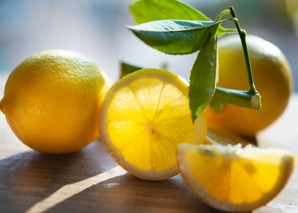 Limoni interi e affettati