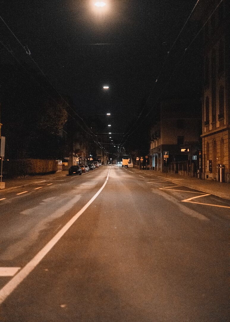 Strada cittadina deserta, notturna