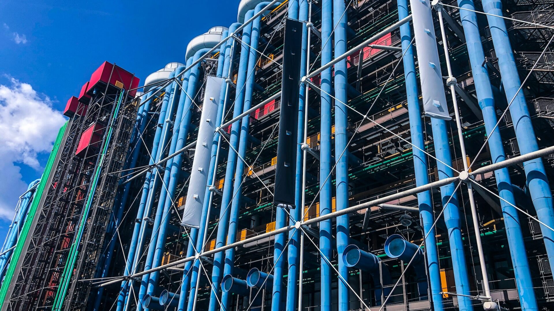 Foto del centro Pompidou di Parigi con tutti i tubi a vista