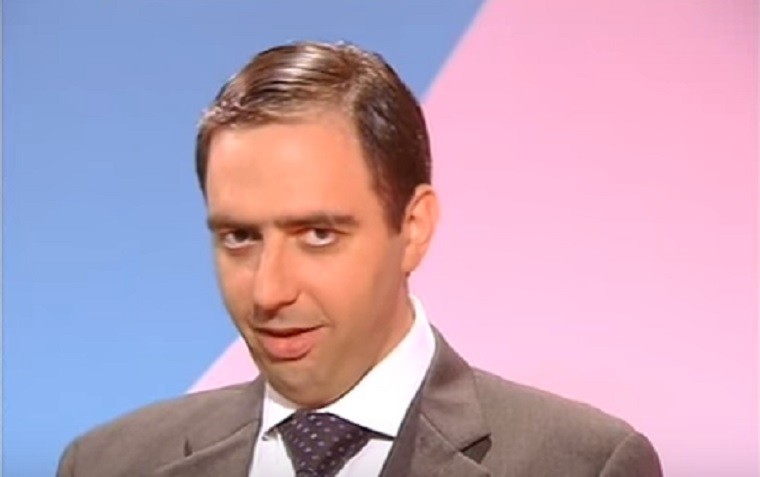 L'attore neri marcorè imita il senatore maurizio gasparri, con capelli neri impomatati su sfondo azzurro e rosa