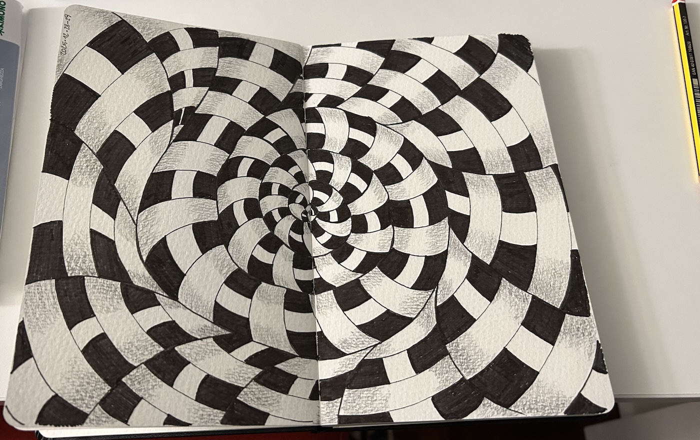 Taccuino con un motivo di spirali concentriche bianche e nere
