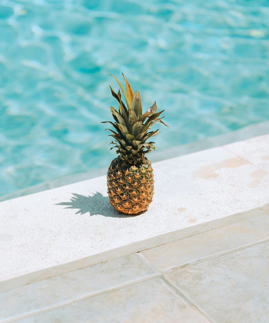 Un ananas a bordo di una piscina